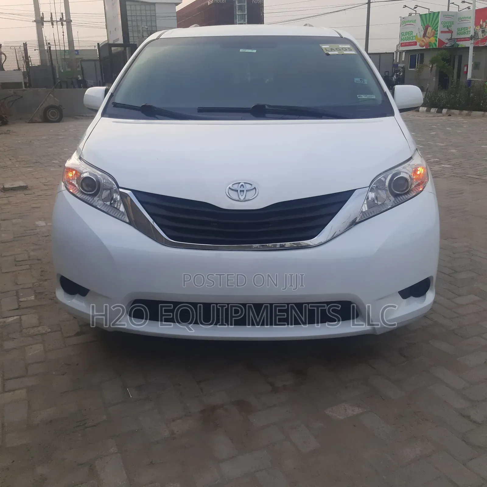 Toyota Sienna LE 7-Passenger 4dr Minivan AWD (3.5L 6cyl 6A) 2015 White