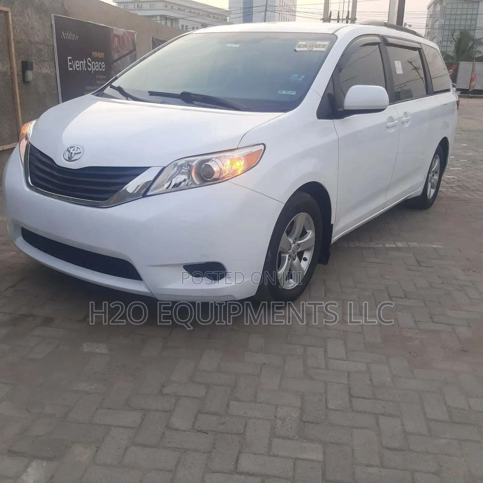 Toyota Sienna LE 7-Passenger 4dr Minivan AWD (3.5L 6cyl 6A) 2015 White