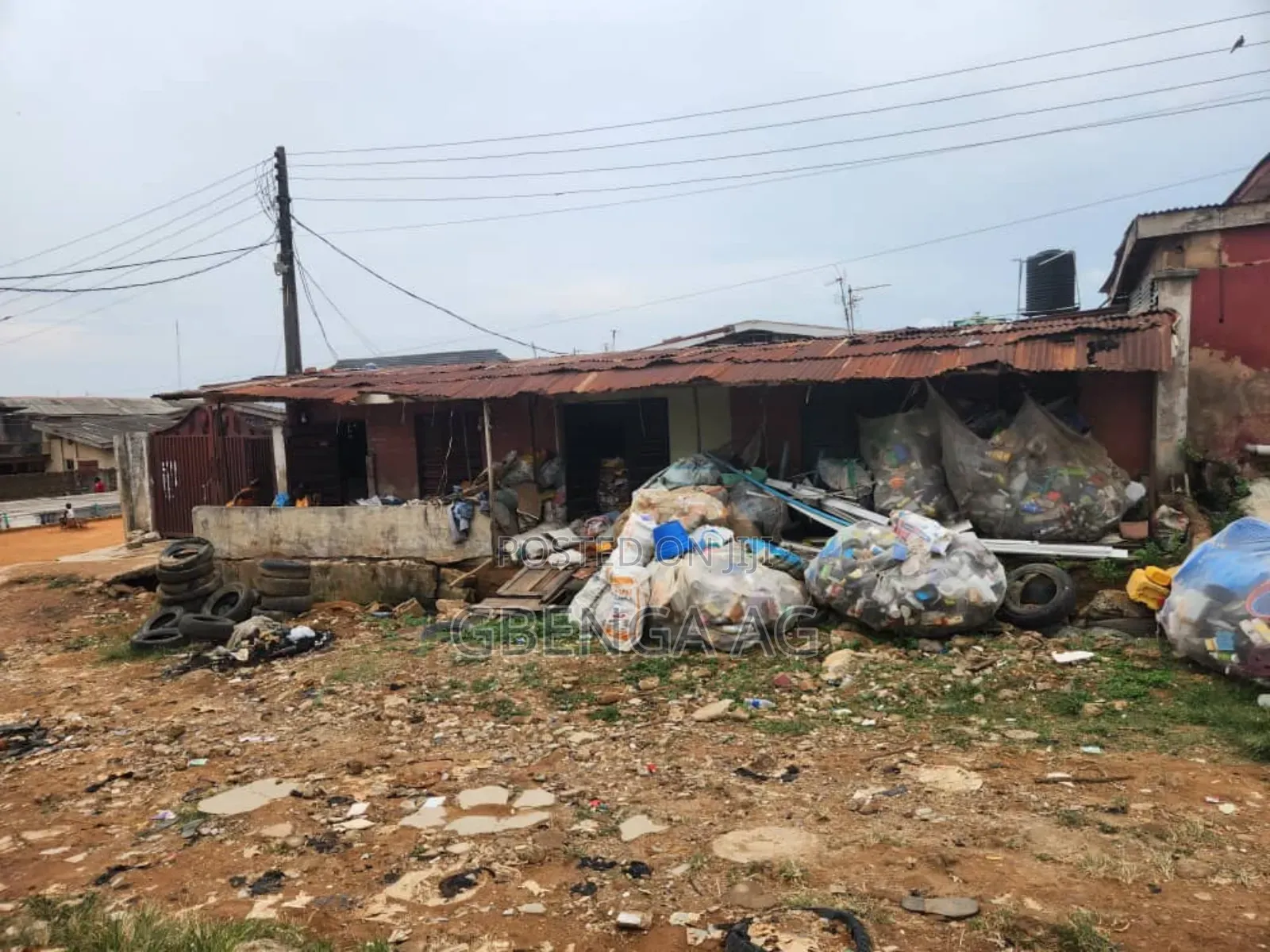6bdrm Bungalow in Abesan Estate Ipaja, Akowonjo for sale