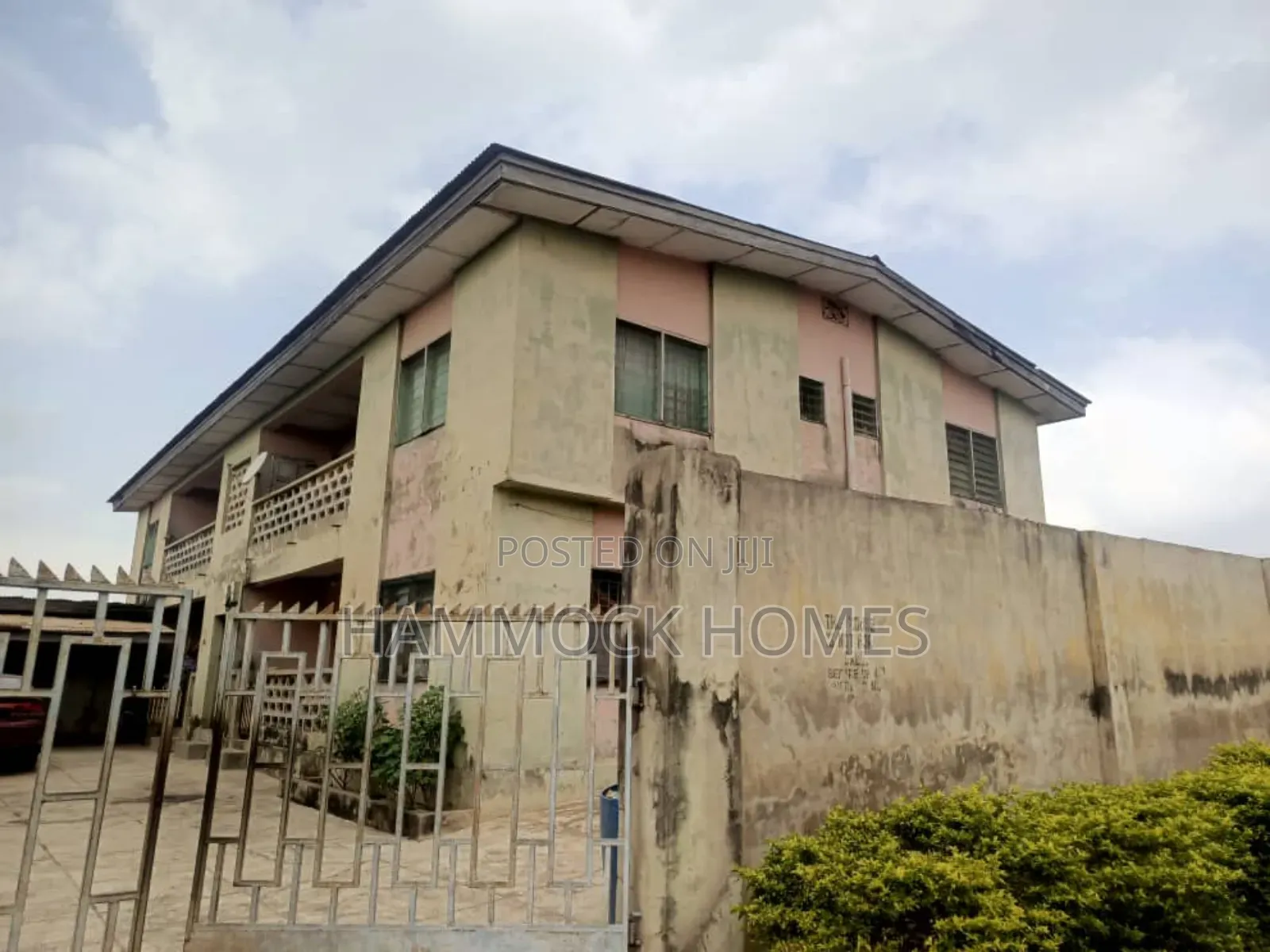 12bdrm Block of Flats in Aromolaran Estate, Agodi for sale