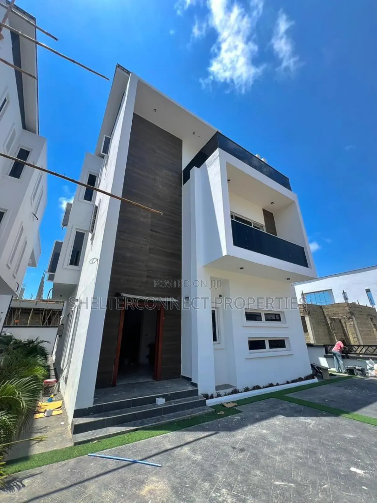 5bdrm Duplex in Chevron for sale