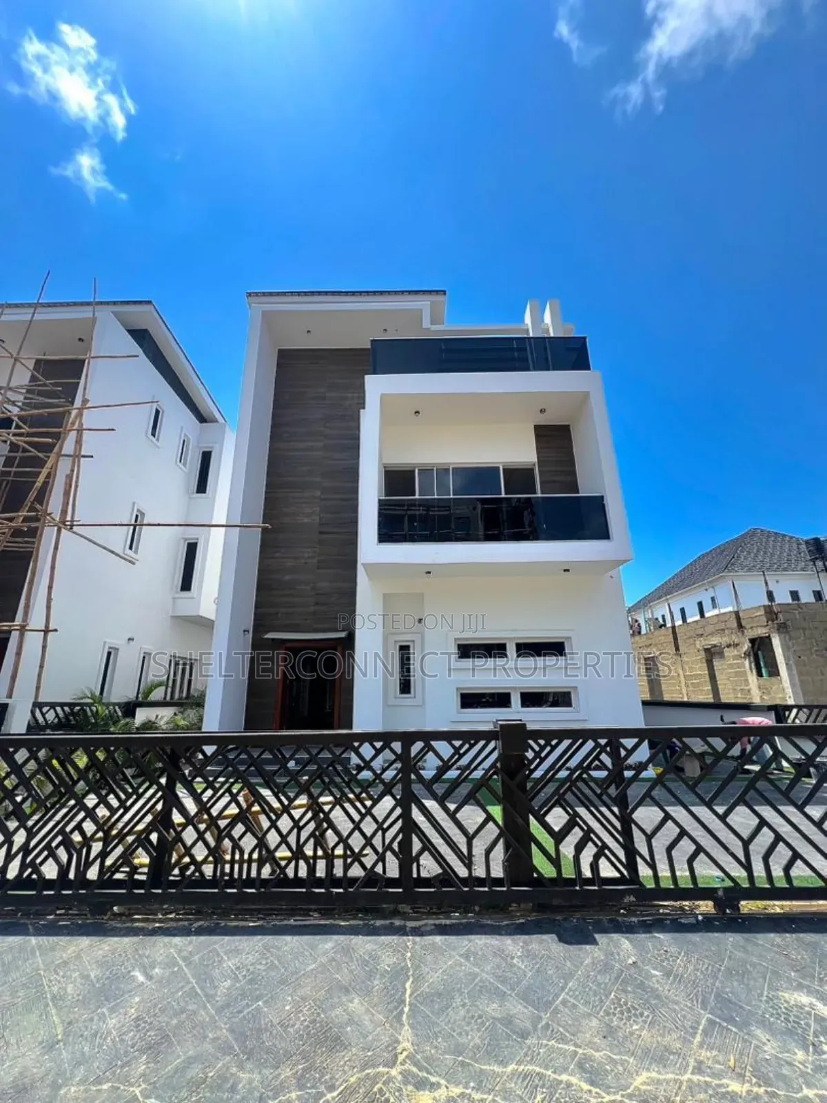 5bdrm Duplex in Chevron for sale