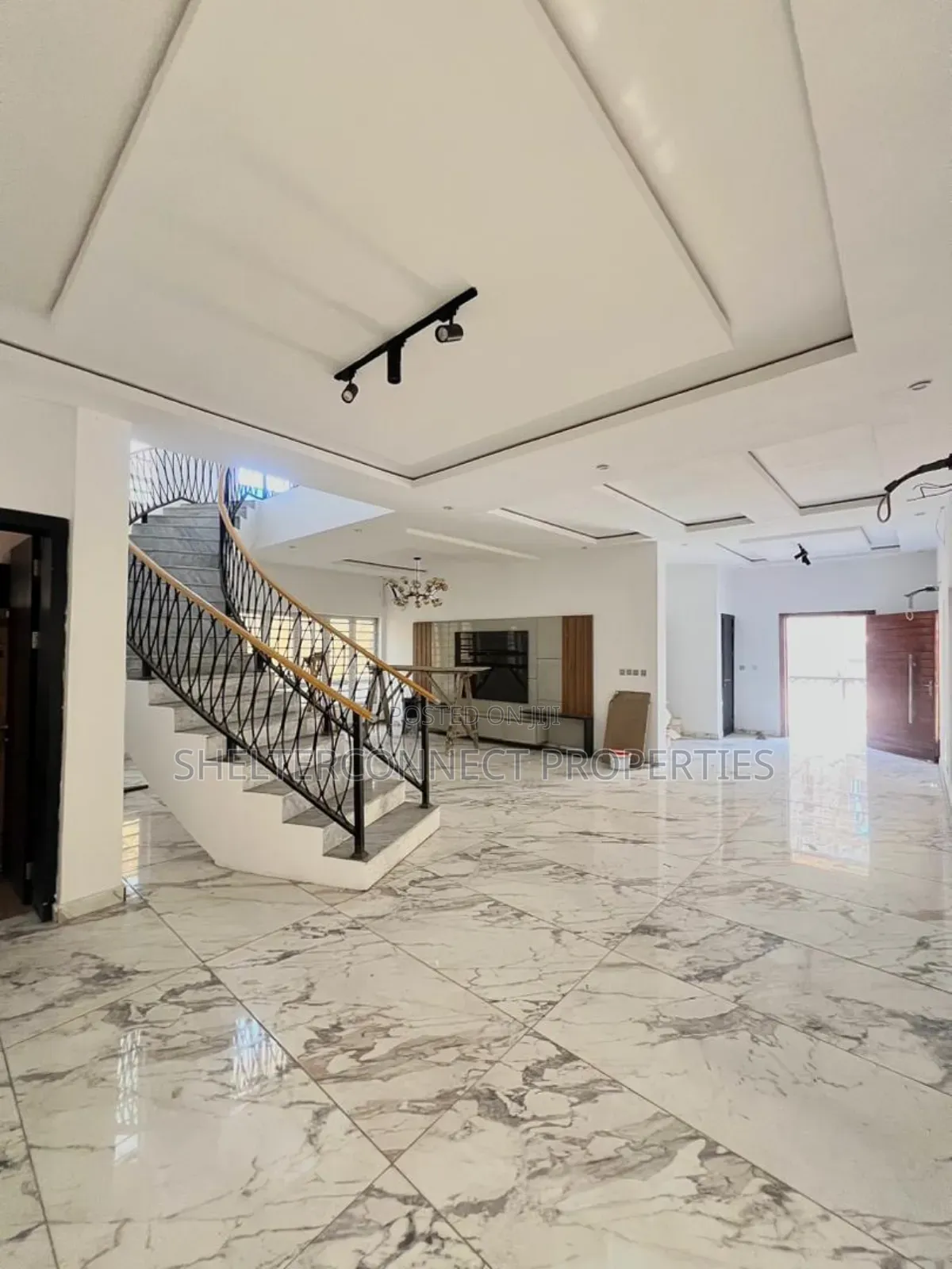 5bdrm Duplex in Chevron for sale