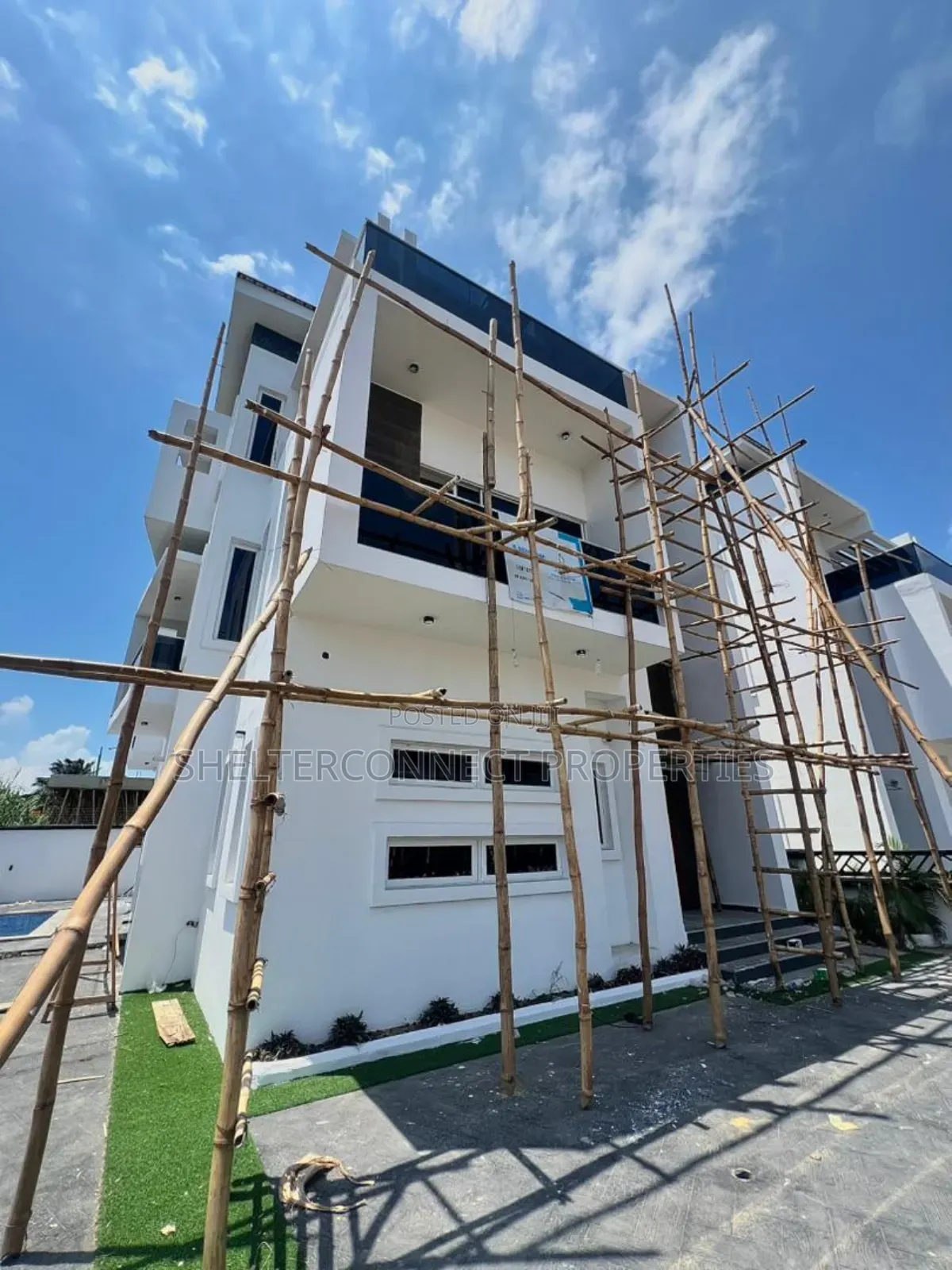 5bdrm Duplex in Chevron for sale
