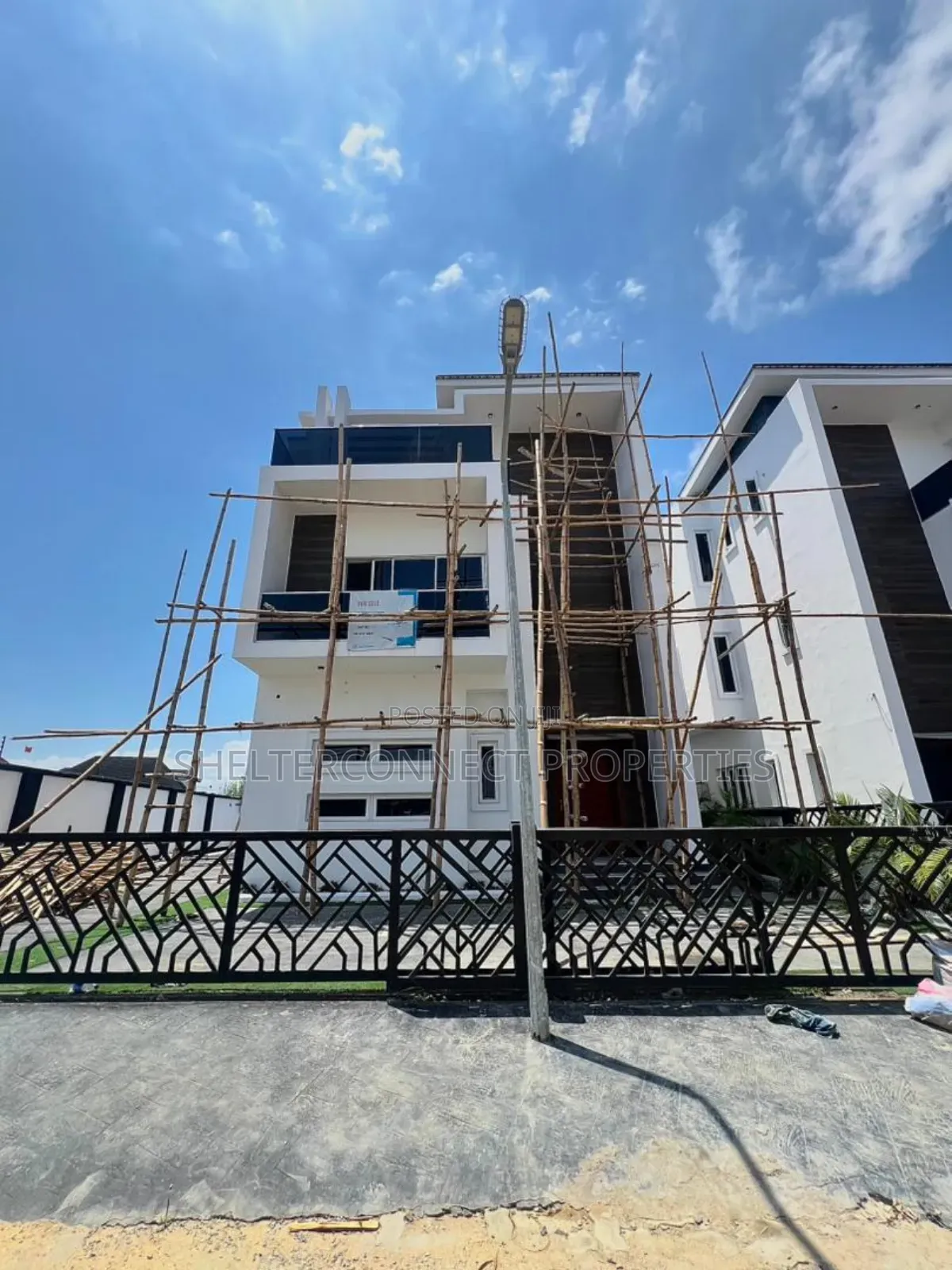 5bdrm Duplex in Chevron for sale