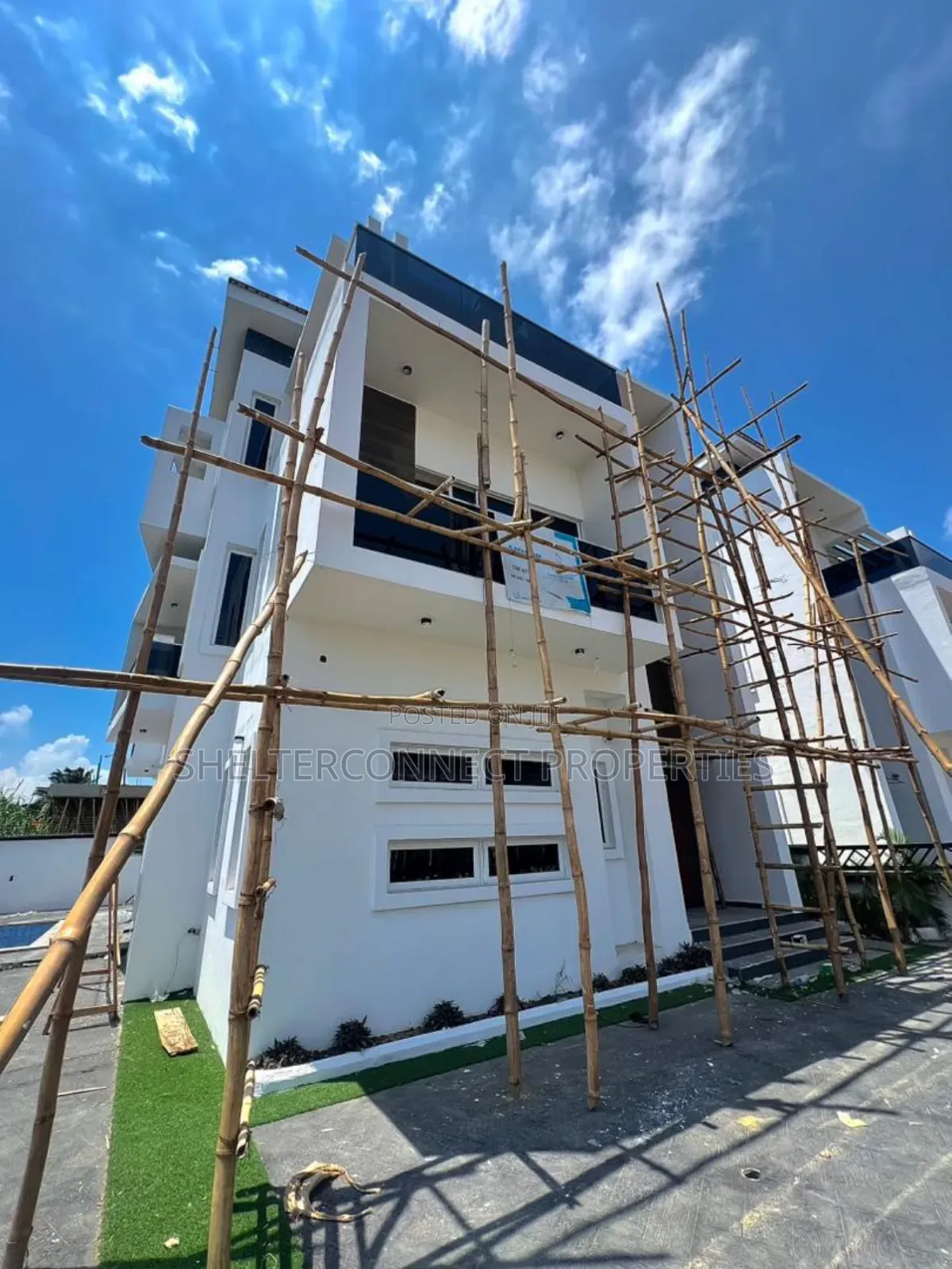 5bdrm Duplex in Chevron for sale
