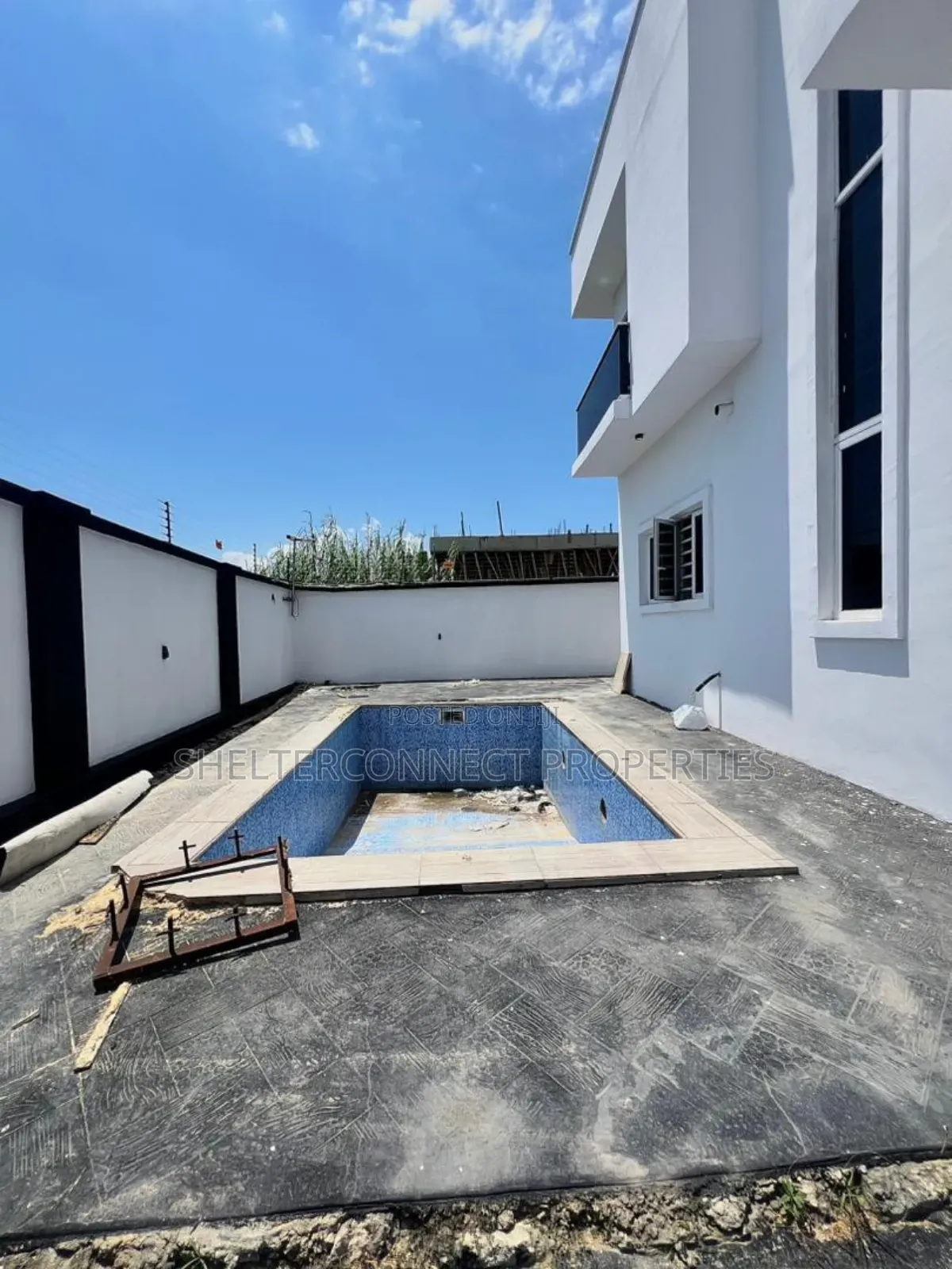 5bdrm Duplex in Chevron for sale