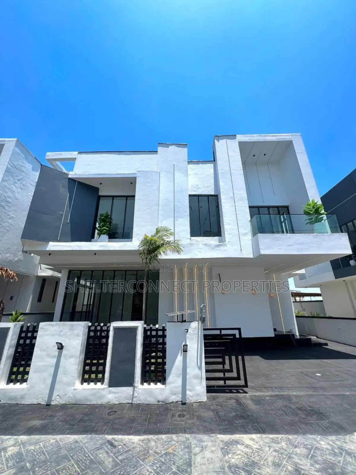 5bdrm Duplex in Chevron for sale