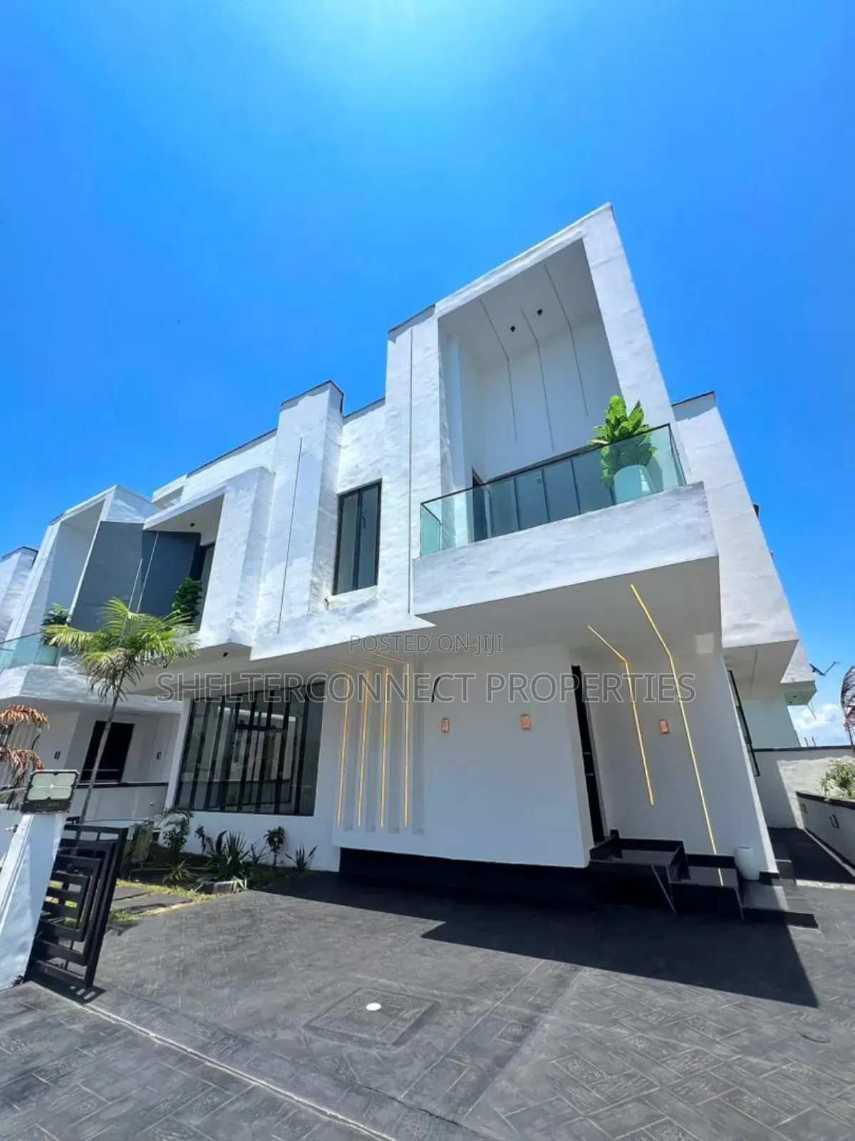 5bdrm Duplex in Chevron for sale