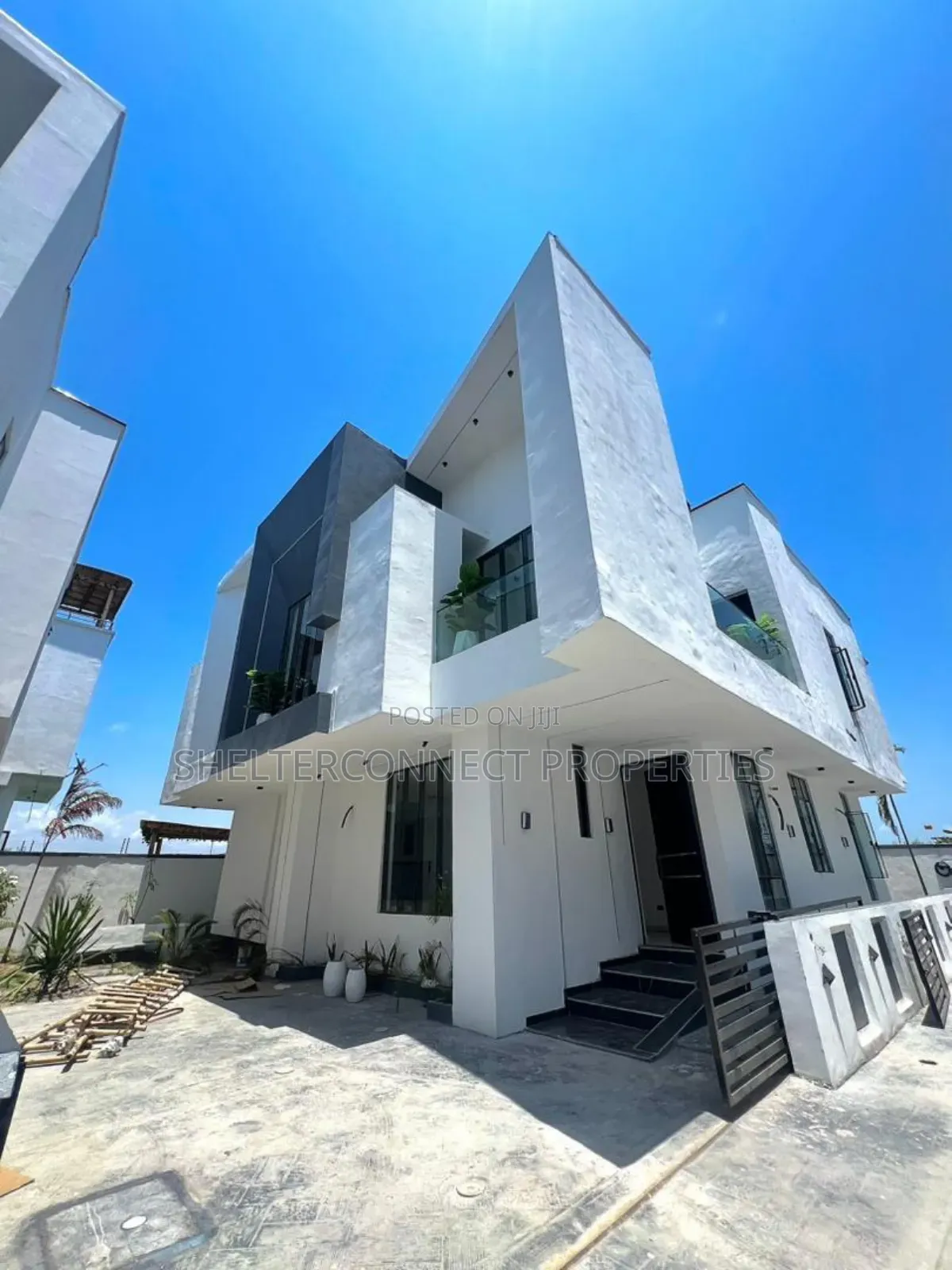 5bdrm Duplex in Chevron for sale