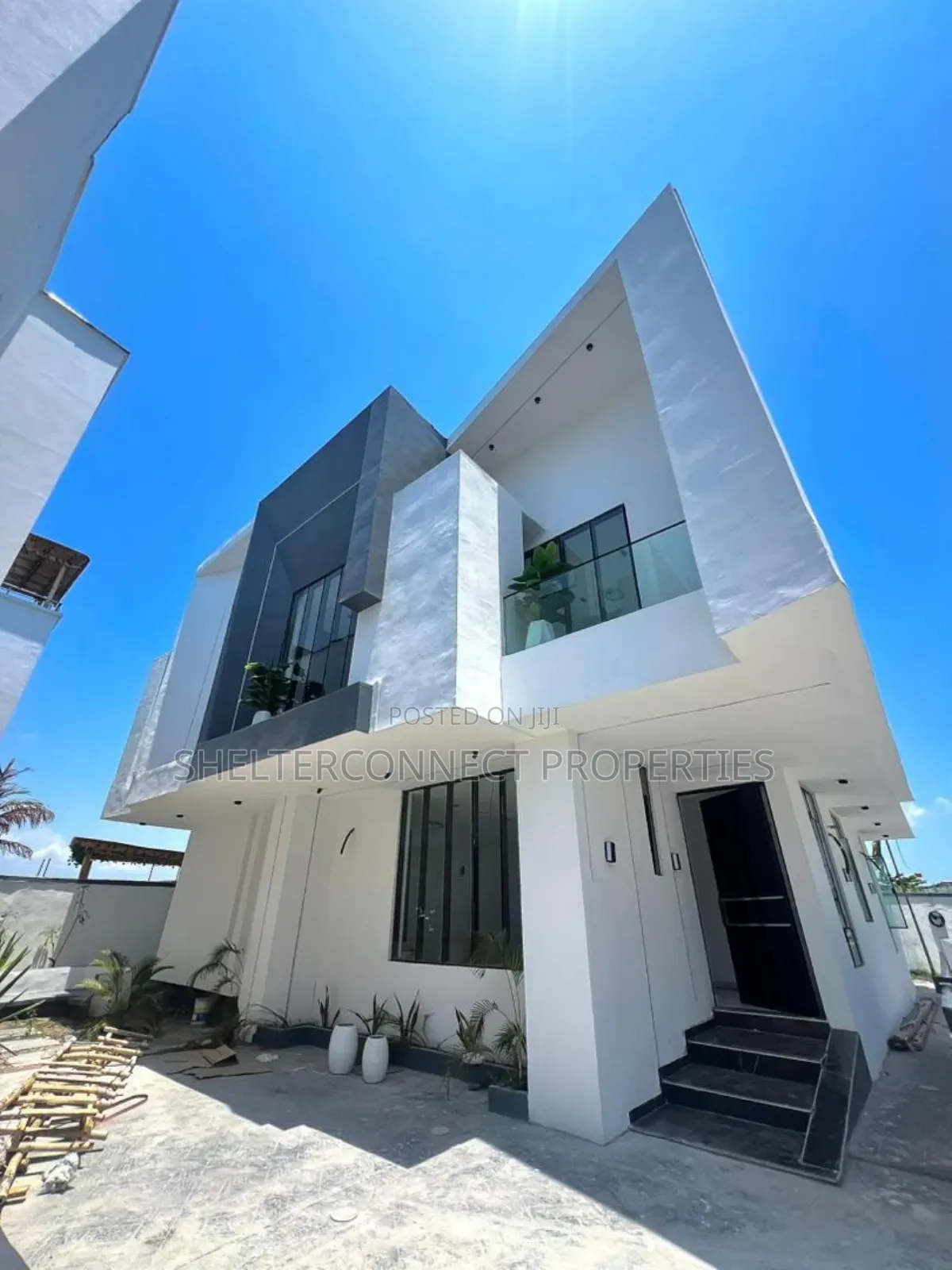 5bdrm Duplex in Chevron for sale