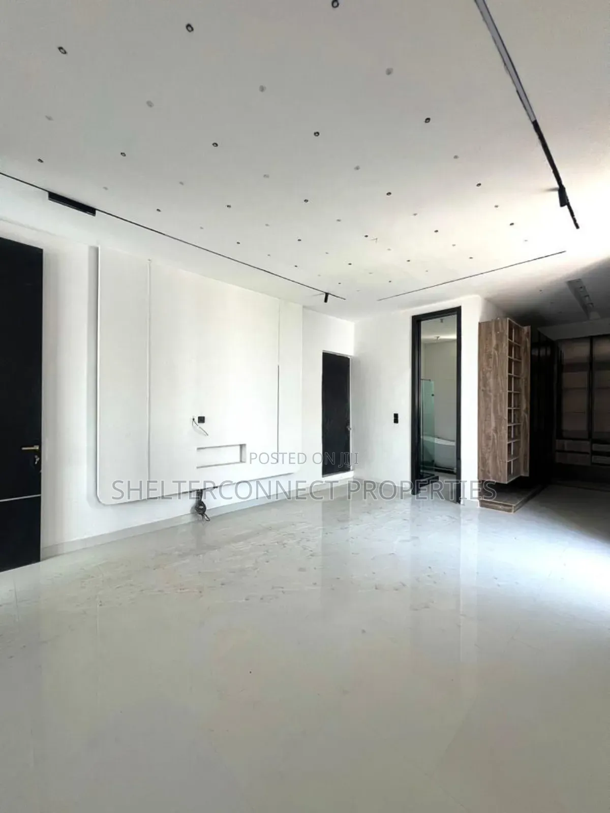 5bdrm Duplex in Chevron for sale