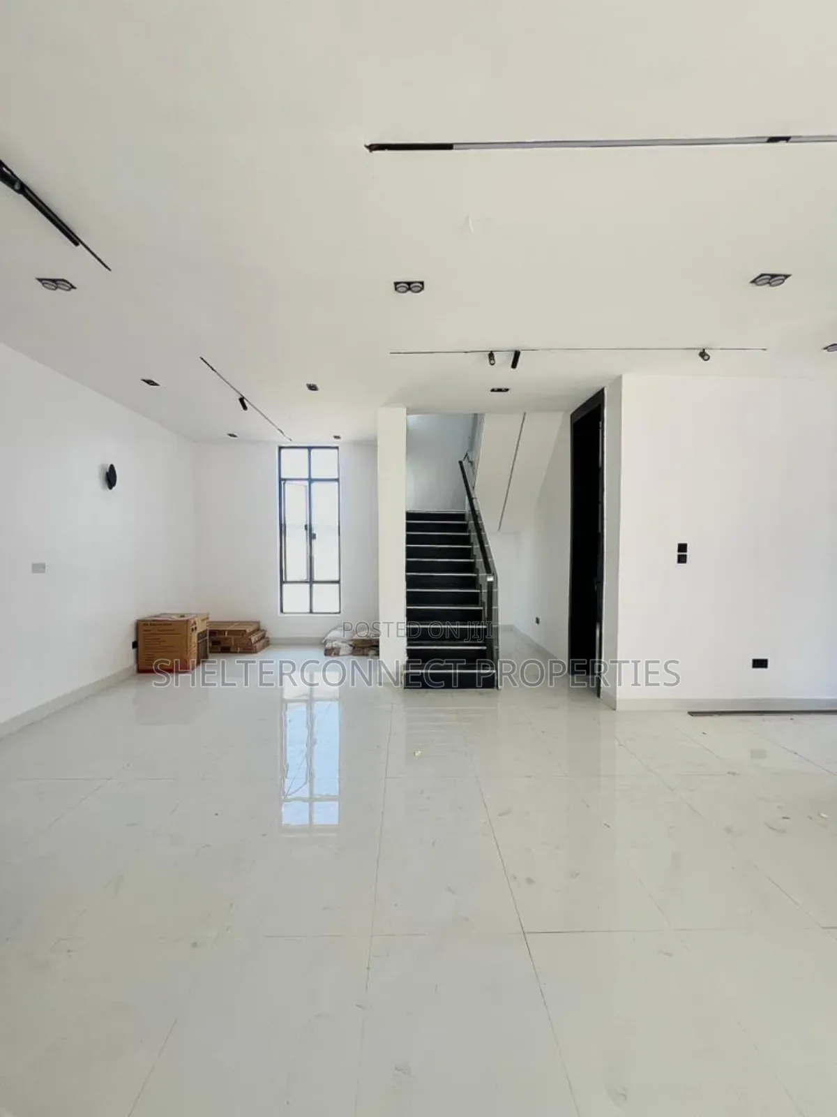 5bdrm Duplex in Chevron for sale
