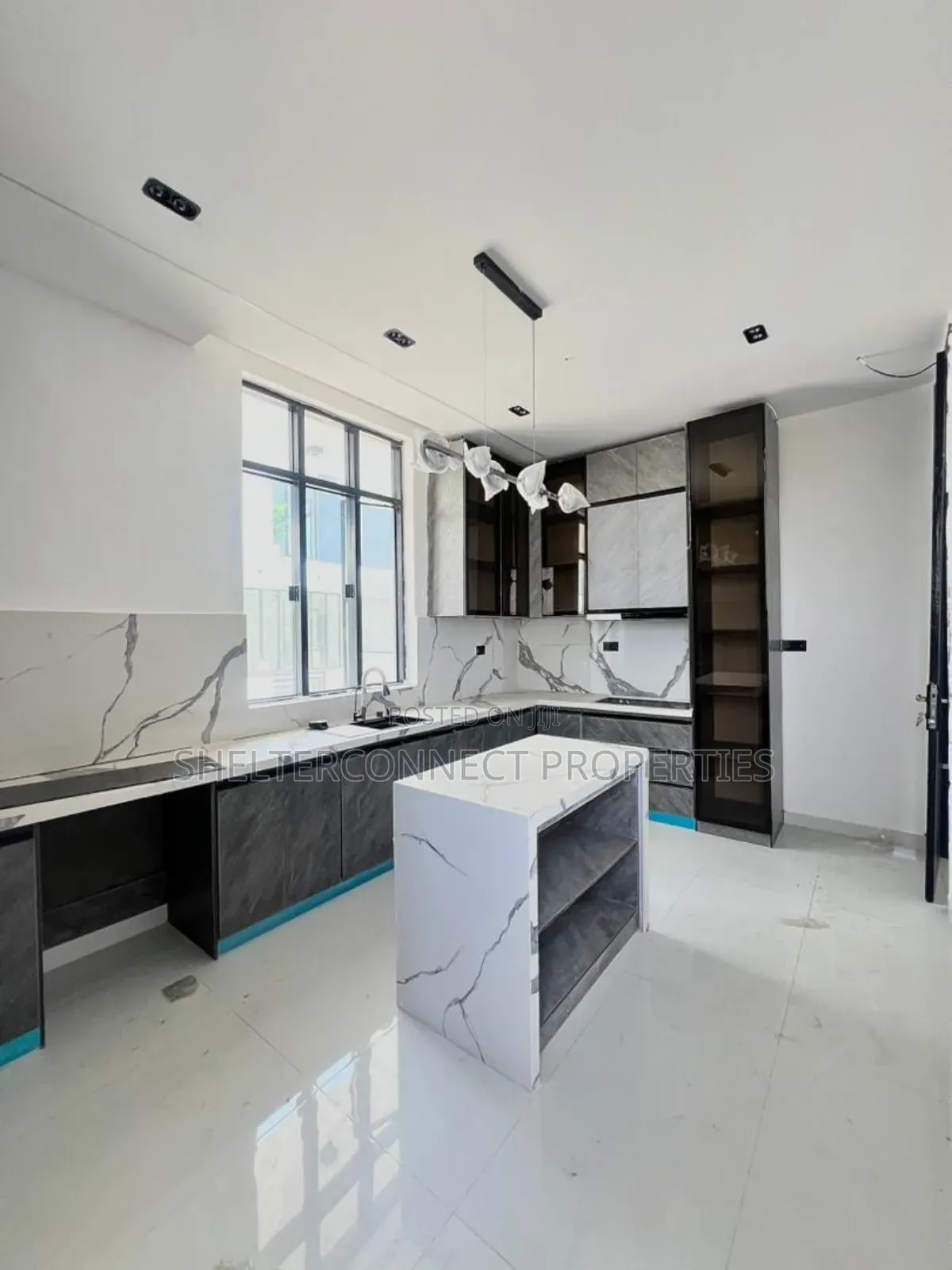 5bdrm Duplex in Chevron for sale