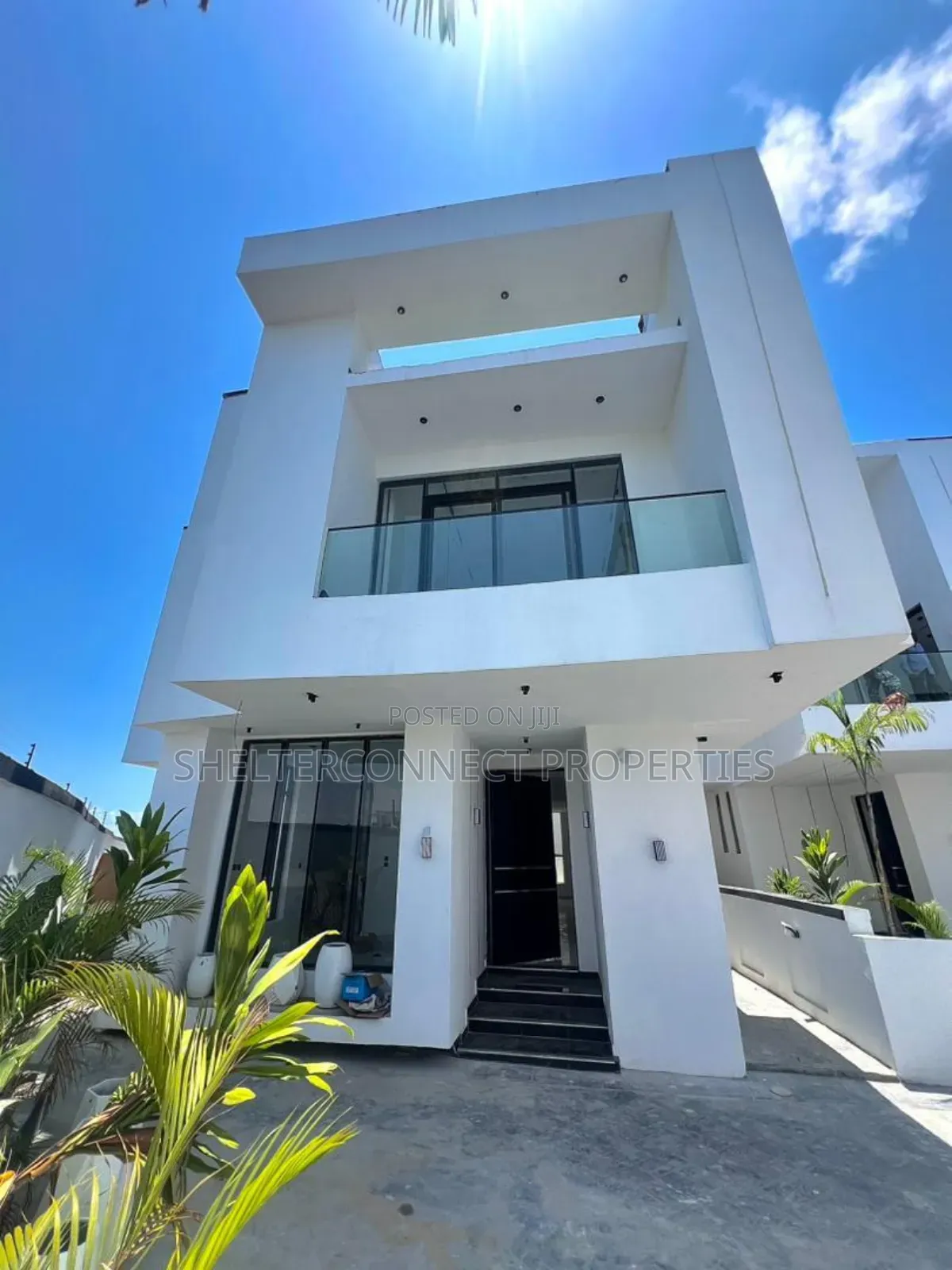 5bdrm Duplex in Chevron for sale