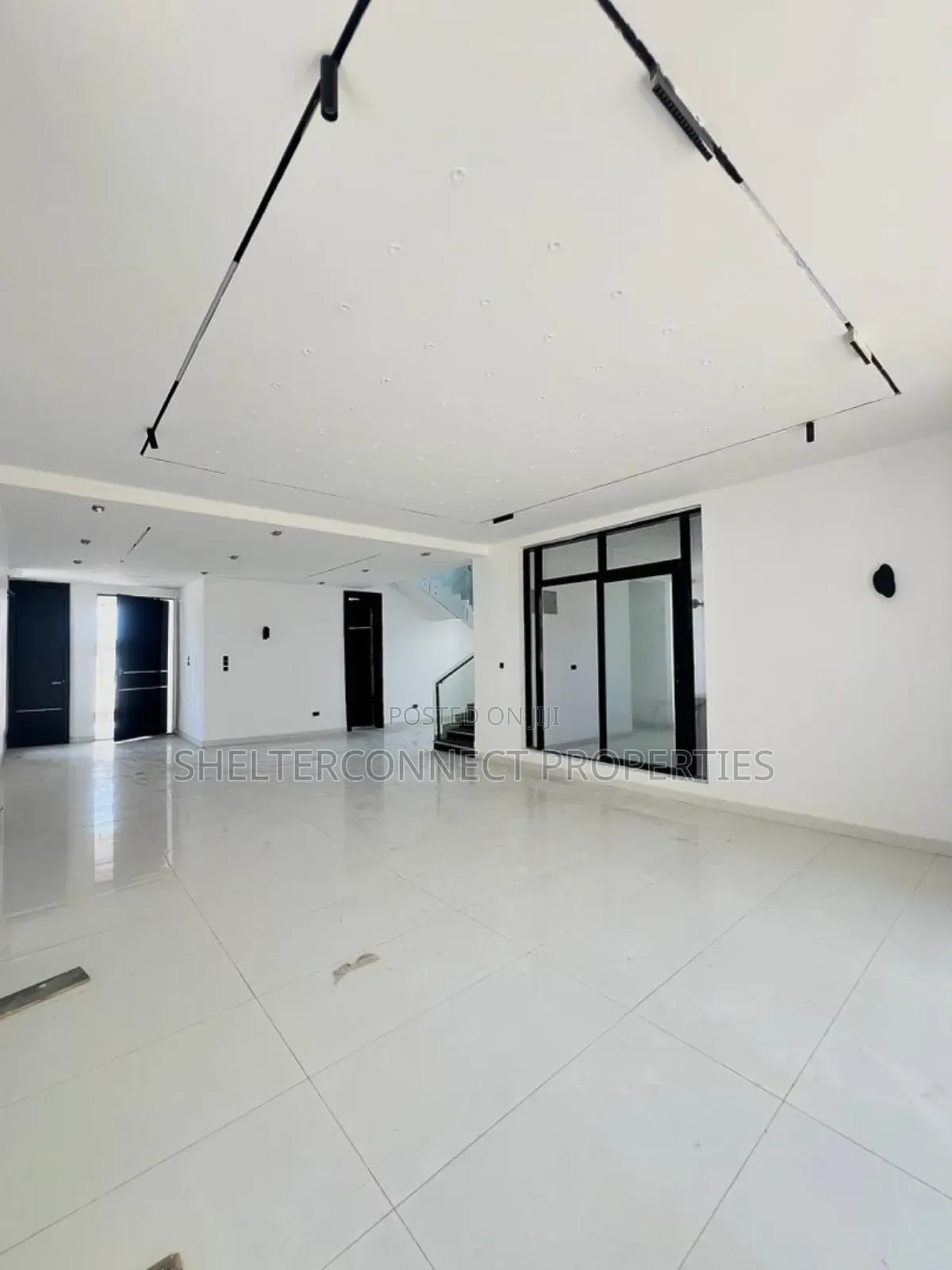 5bdrm Duplex in Chevron for sale