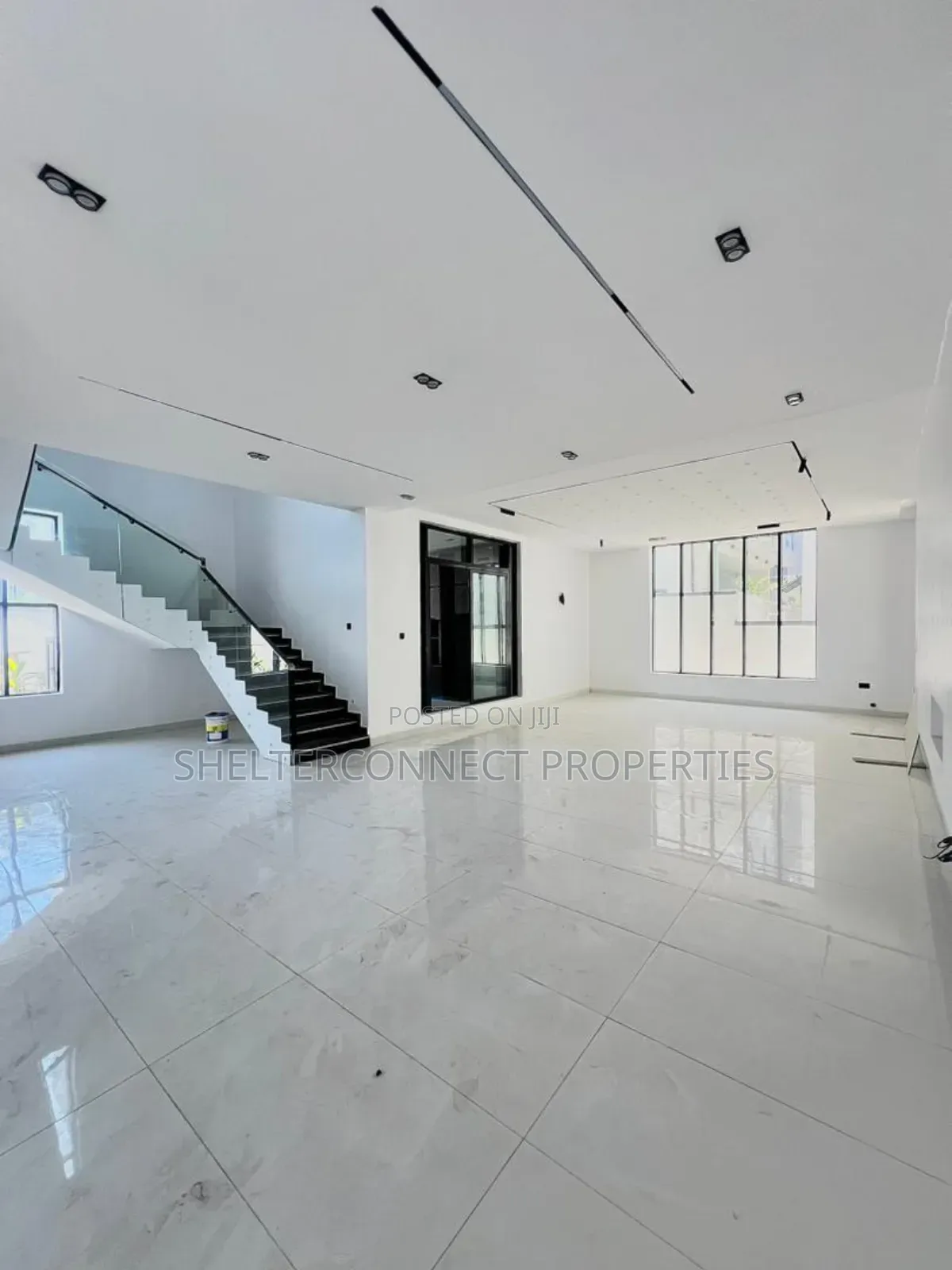5bdrm Duplex in Chevron for sale