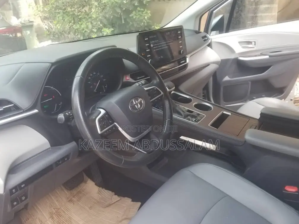 Toyota Sienna 2021 Gold