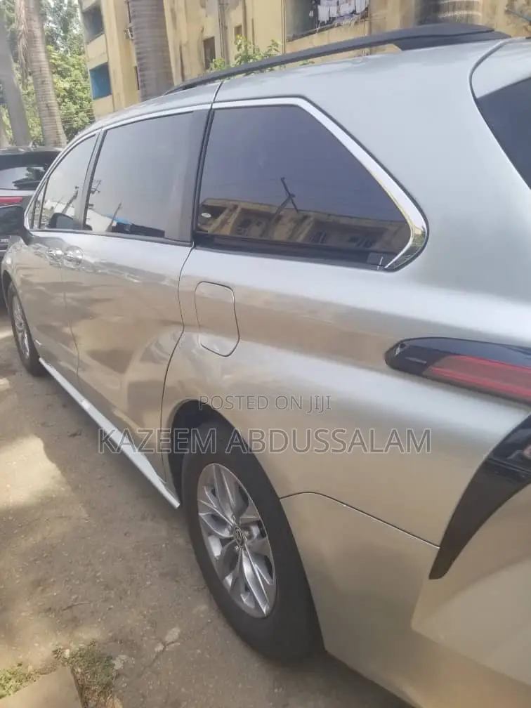 Toyota Sienna 2021 Gold