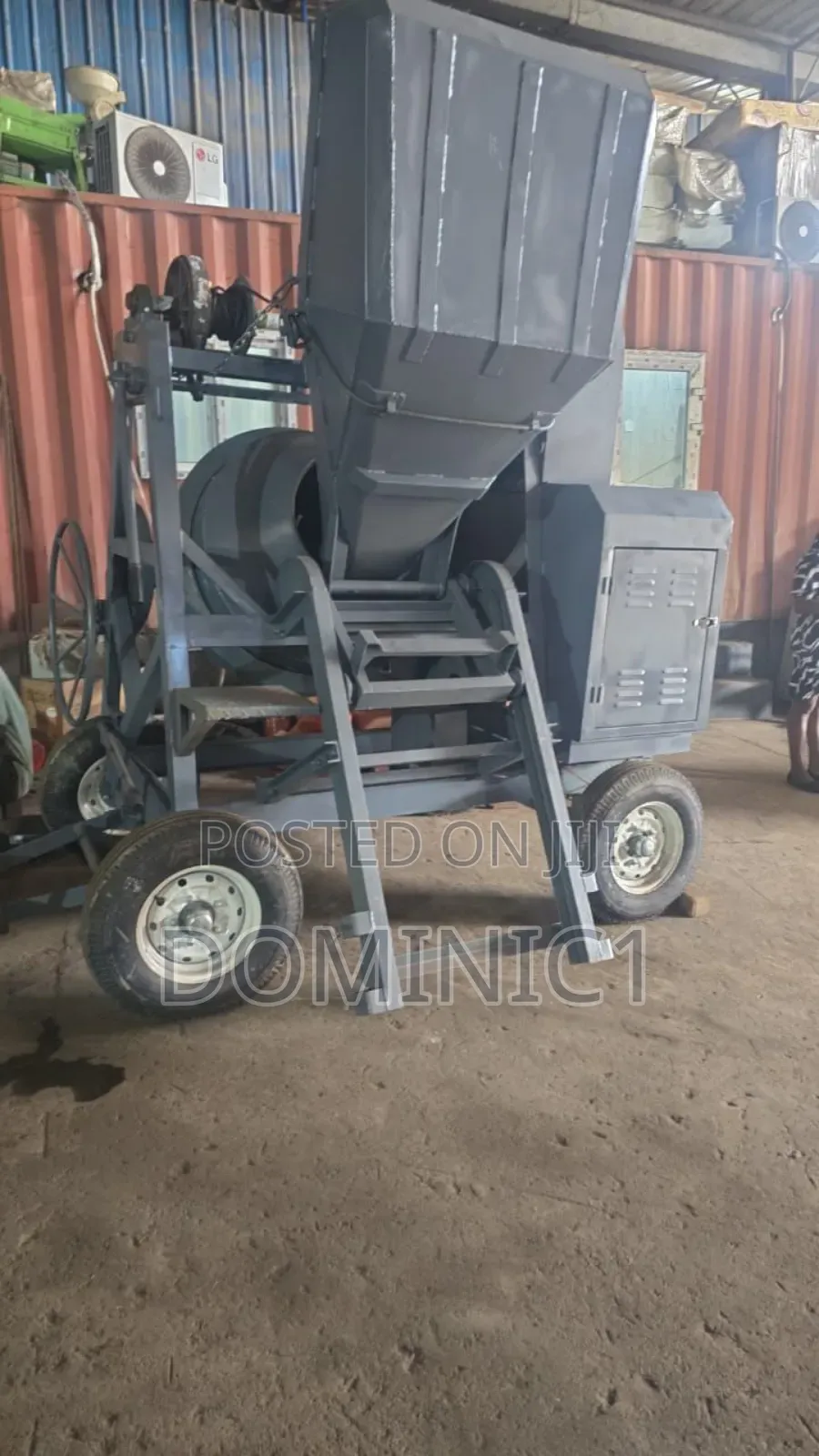 Self-Loading Concrete Mixer With a Hoist 510 Liters