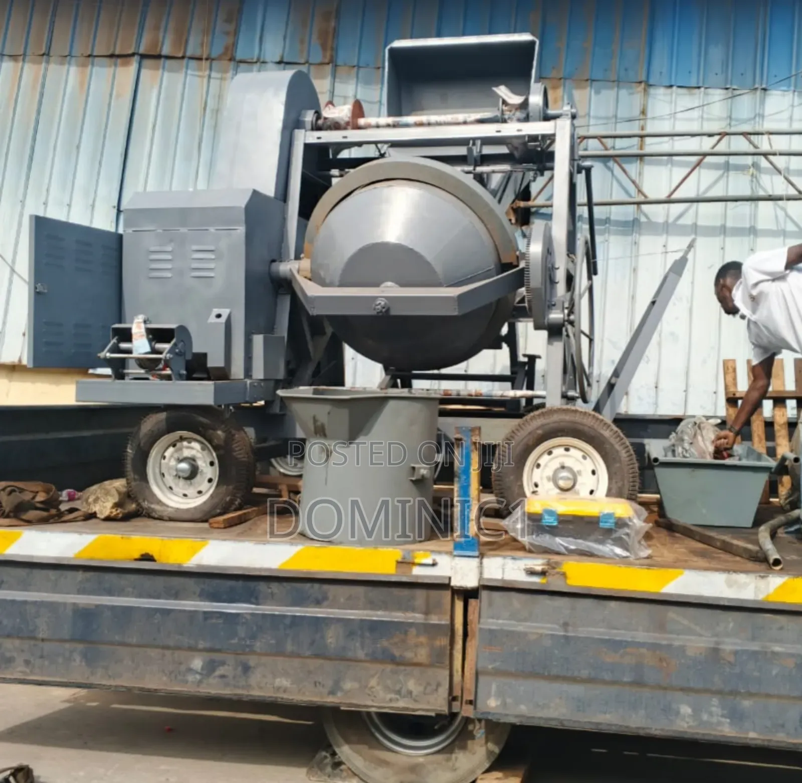 Self-Loading Concrete Mixer With a Hoist 510 Liters