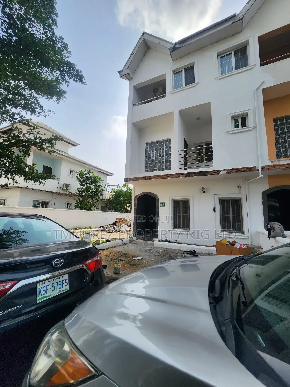 Mini Flat in Chevron for rent