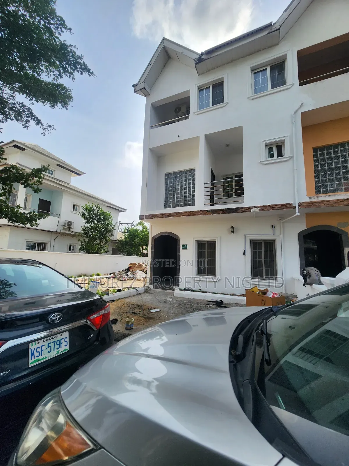 Mini Flat in Chevron for rent