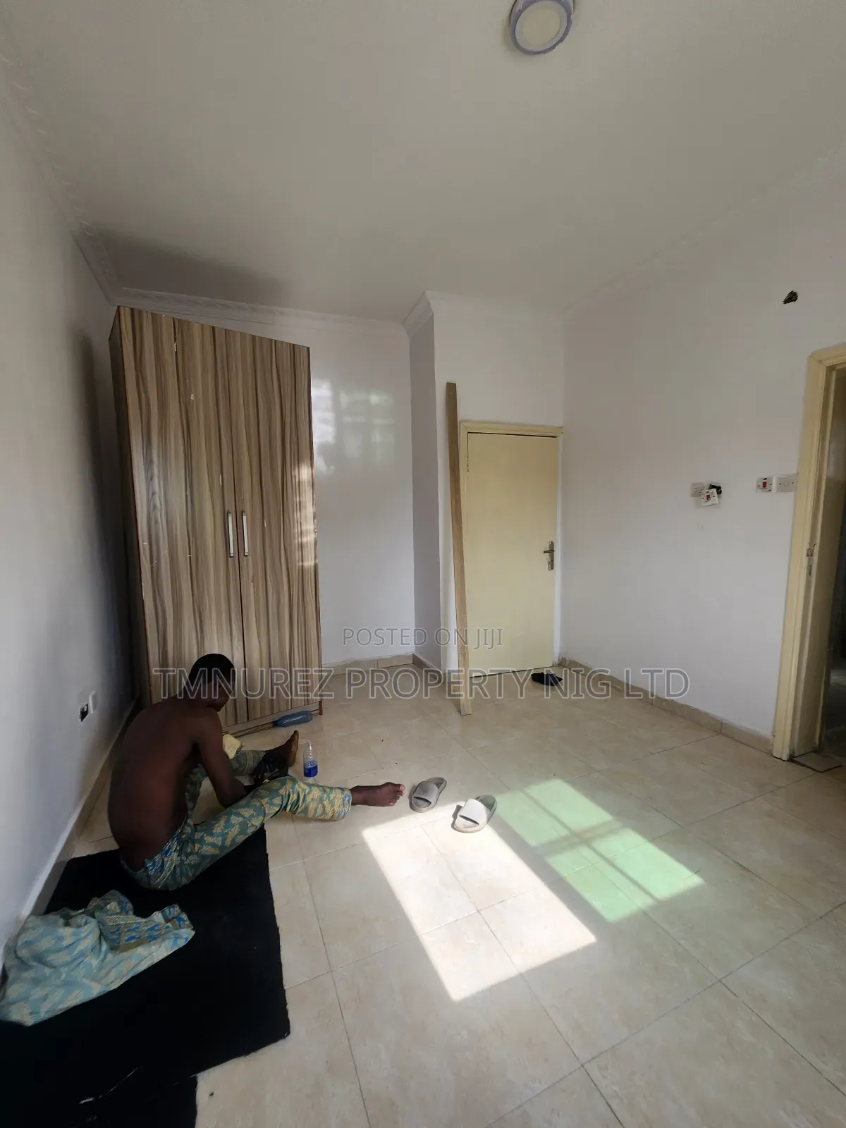Mini Flat in Chevron for rent
