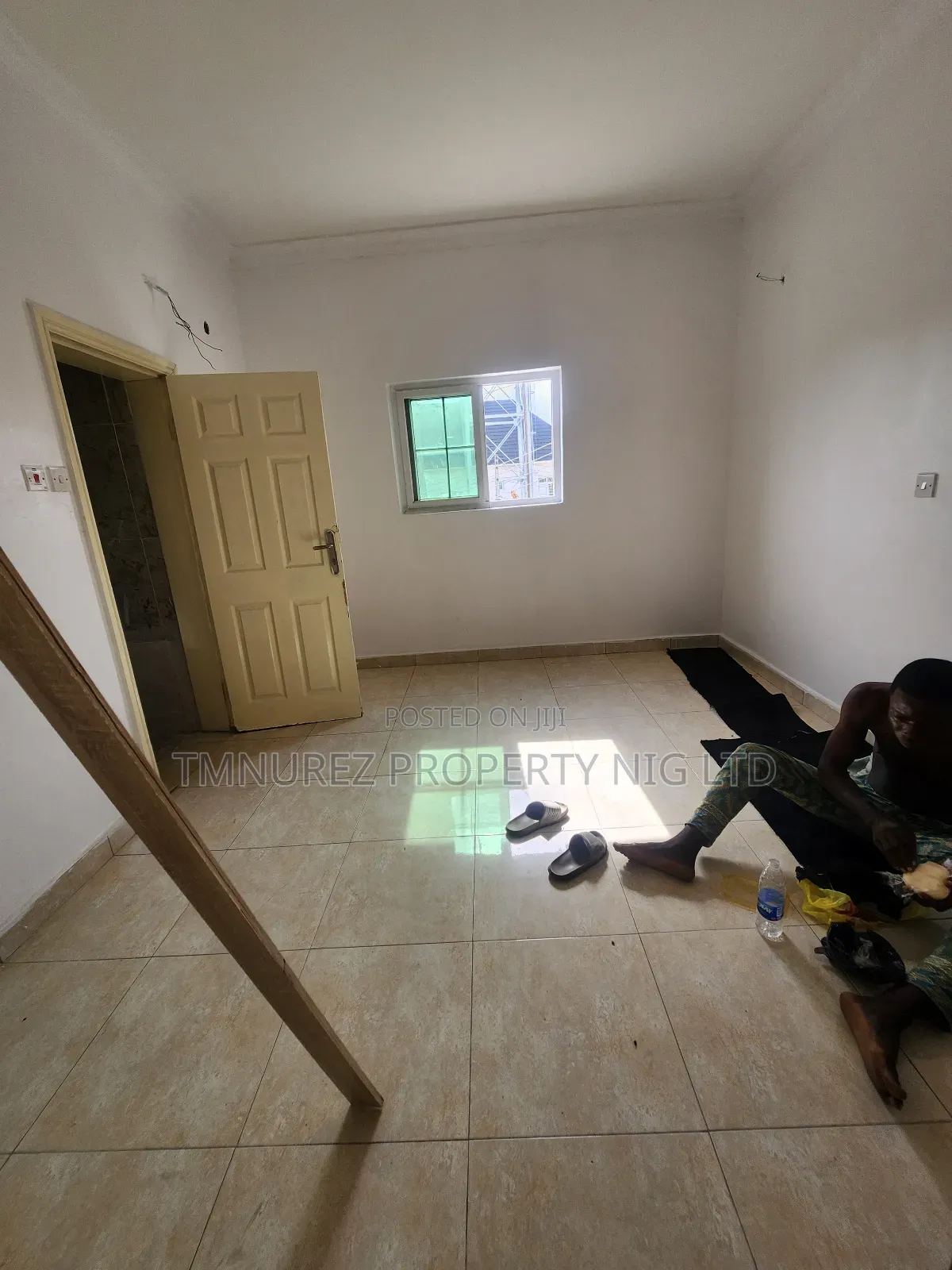Mini Flat in Chevron for rent