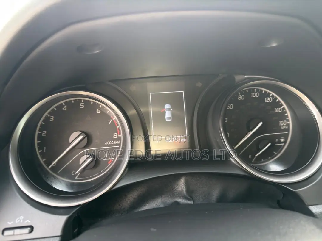 Toyota Camry SE 2021 Silver