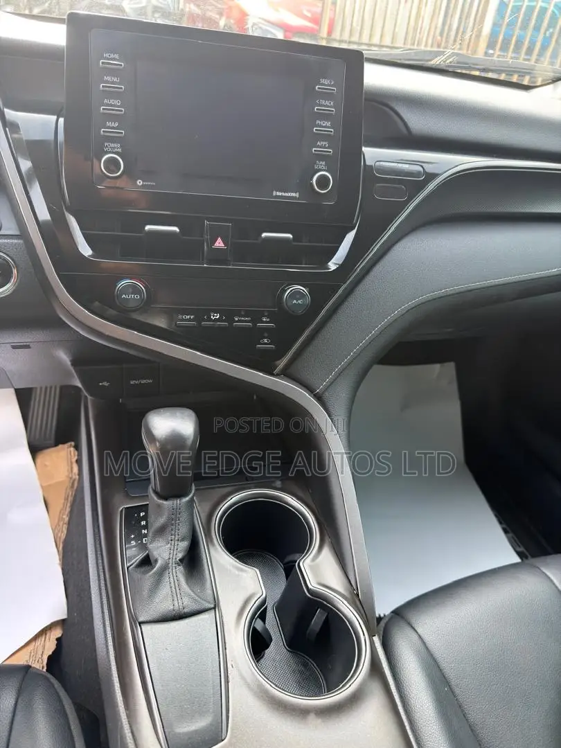 Toyota Camry SE 2021 Silver