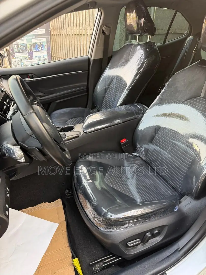 Toyota Camry SE 2021 Silver