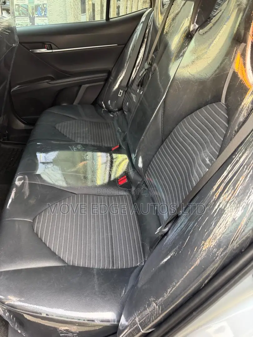 Toyota Camry SE 2021 Silver