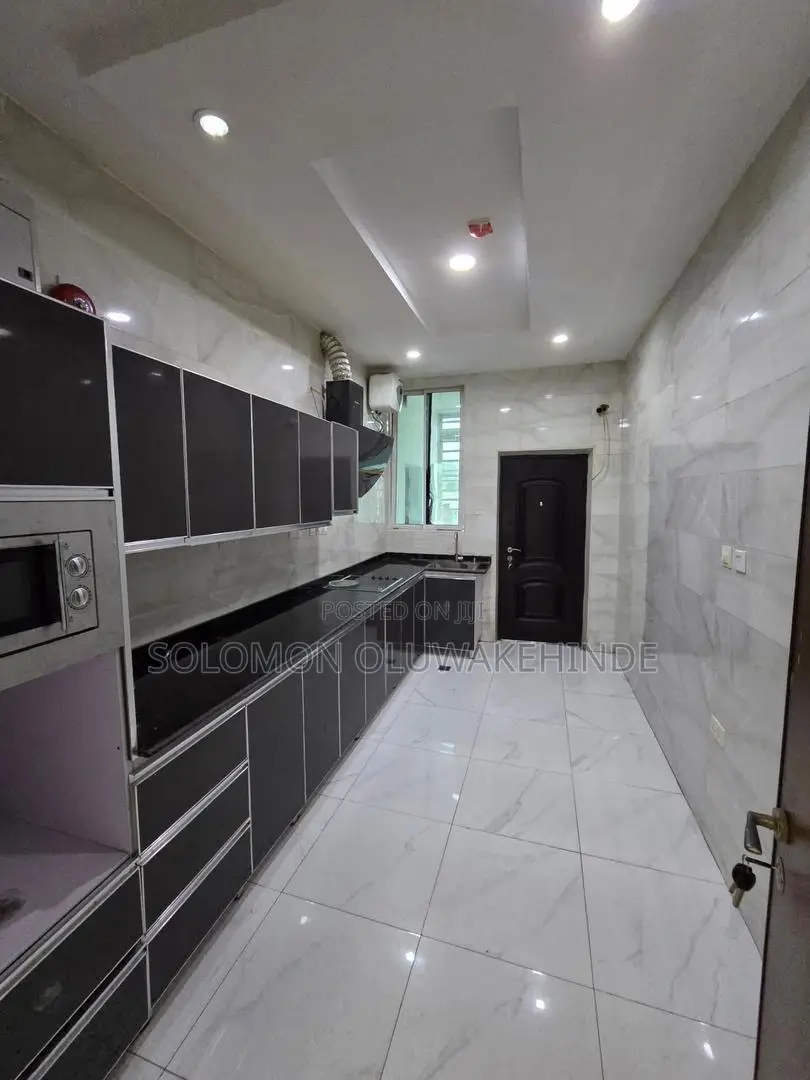 3bdrm Apartment in Adeniyi Jones, Ikeja for sale