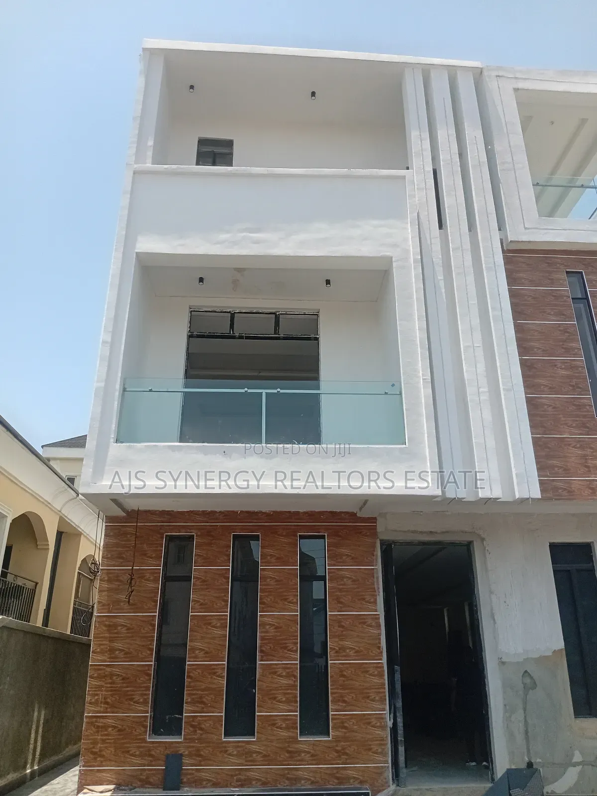 5bdrm Duplex in Osapa london for sale