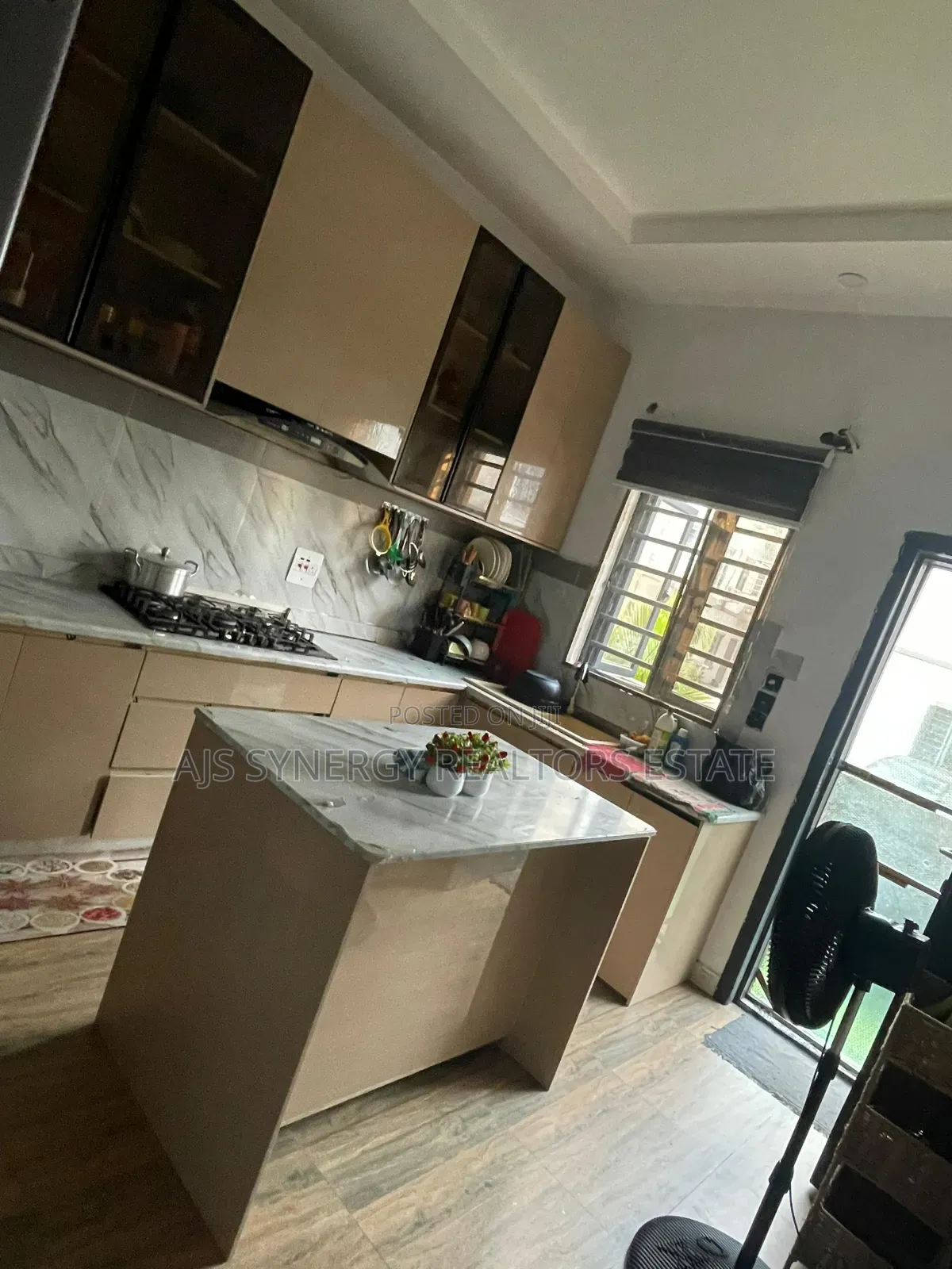 4bdrm Duplex in Chevron for sale