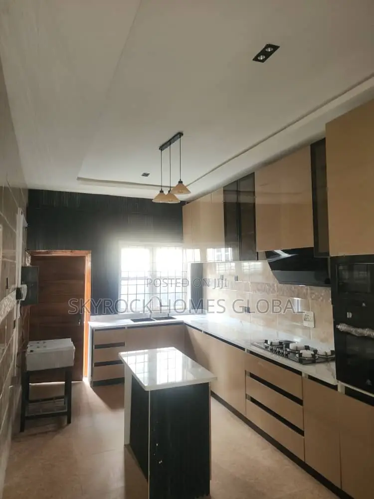 5bdrm Duplex in Idado for sale