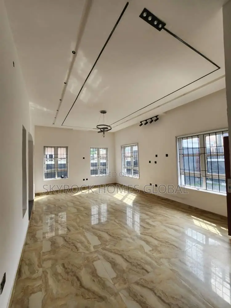 5bdrm Duplex in Idado for sale