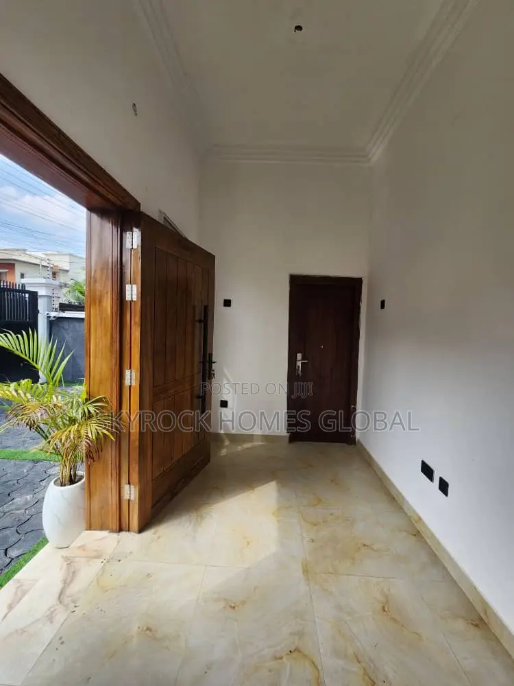 5bdrm Duplex in Idado for sale