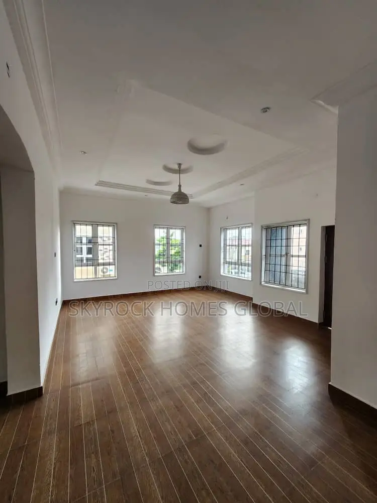 5bdrm Duplex in Idado for sale