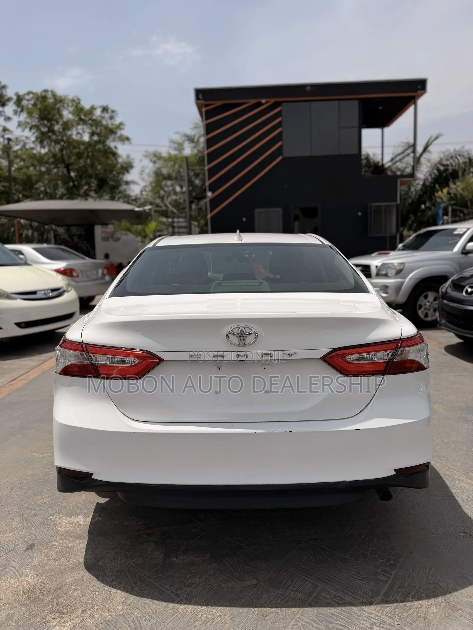Toyota Camry LE (2.5L 4cyl 8A) 2019 White