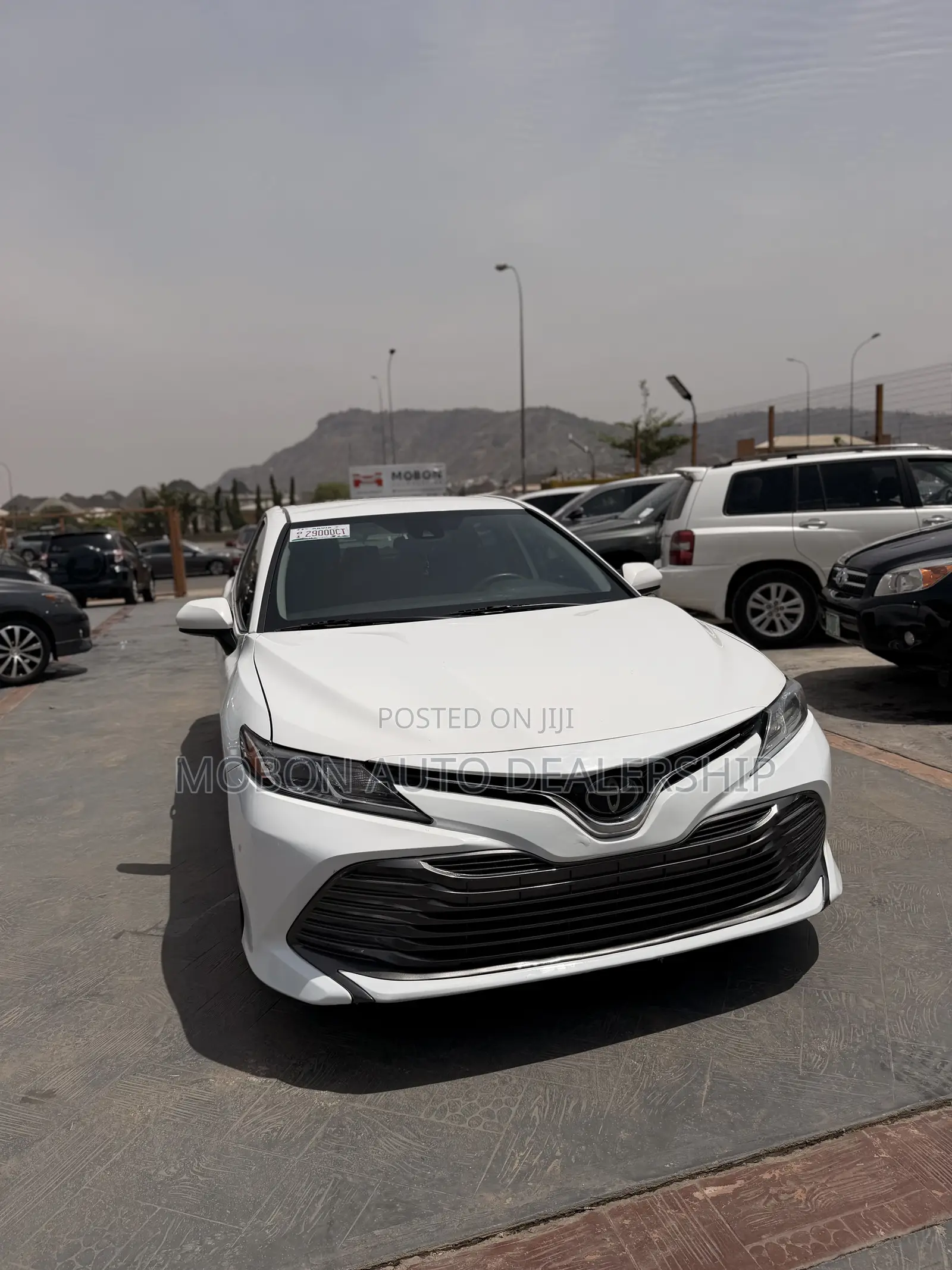 Toyota Camry LE (2.5L 4cyl 8A) 2019 White