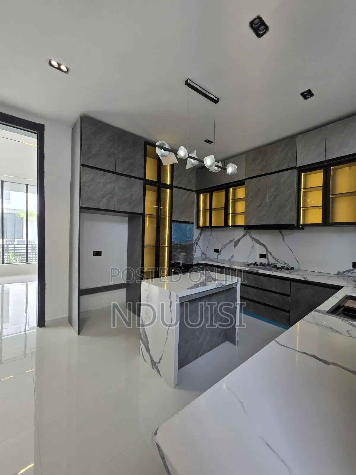 5bdrm Duplex in Hampton Island, Chevron for sale