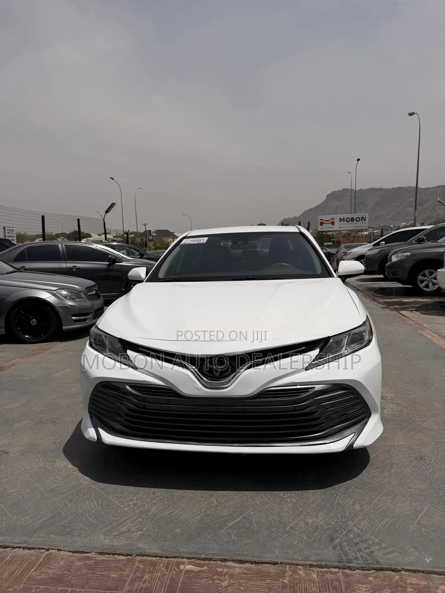 Toyota Camry LE (2.5L 4cyl 8A) 2019 White