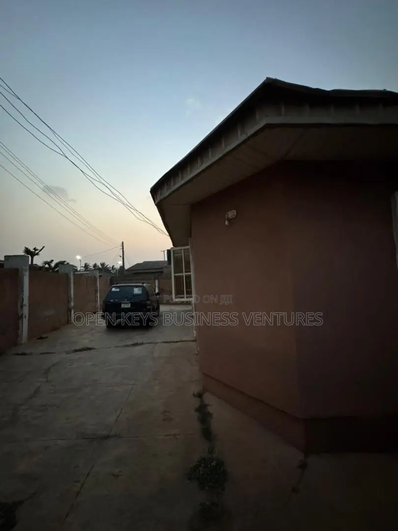 3bdrm Bungalow in Omolayo, Akobo for sale