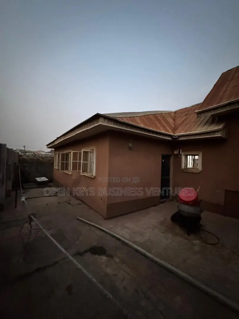 3bdrm Bungalow in Omolayo, Akobo for sale