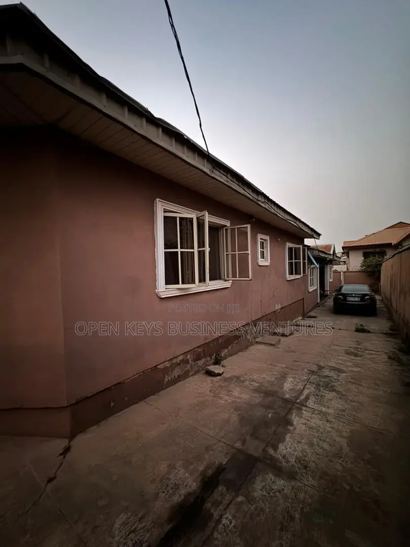 3bdrm Bungalow in Omolayo, Akobo for sale