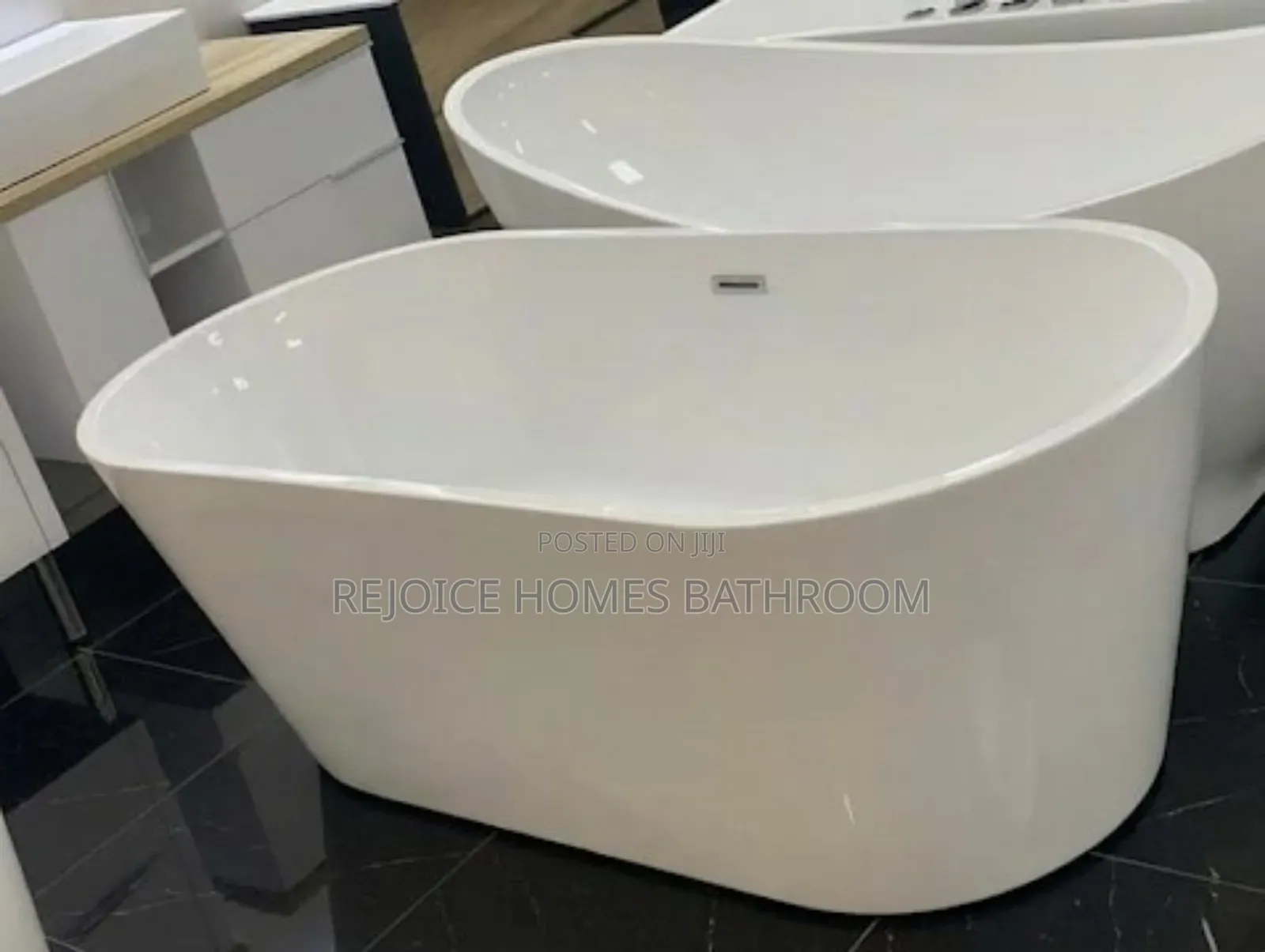 Luxury High-Gloss White Freestanding Acrylic Bathtub