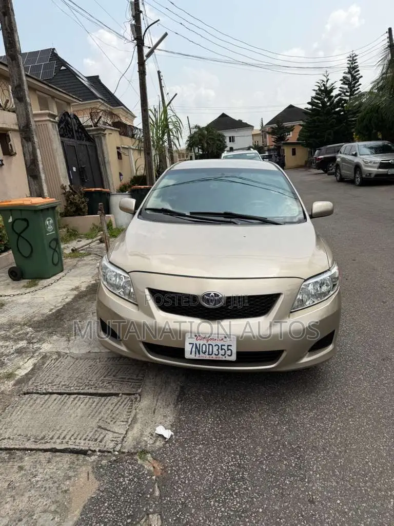 Toyota Corolla LE 4dr Sedan (1.8L 4cyl 4A) 2010 Gold