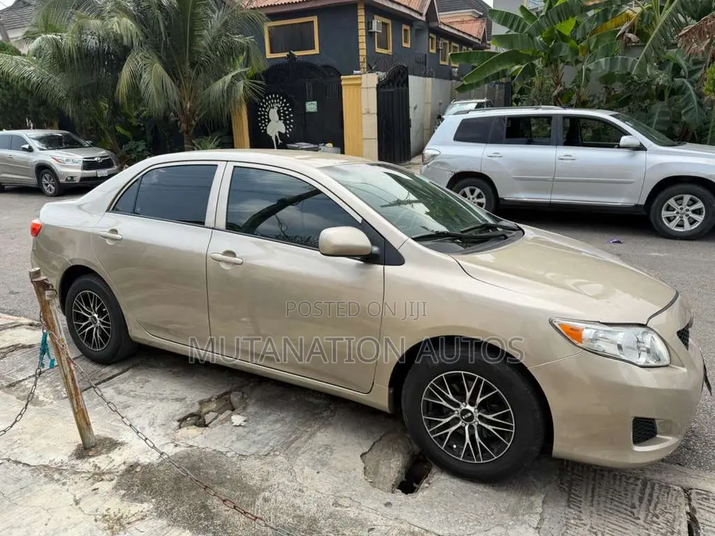 Toyota Corolla LE 4dr Sedan (1.8L 4cyl 4A) 2010 Gold
